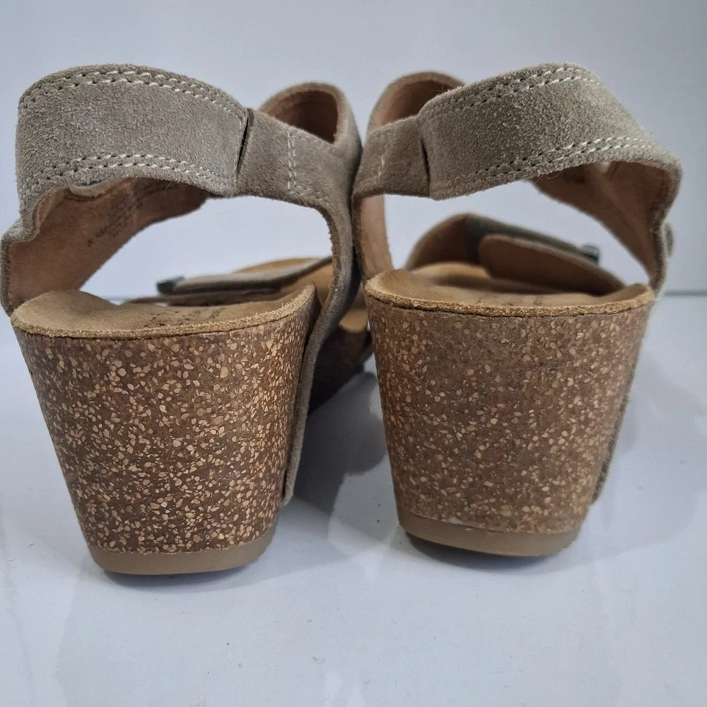 Comfortiva Kaelin Wedge Suede Tan Sandals Comfortable Everyday Memory Foam 8.5